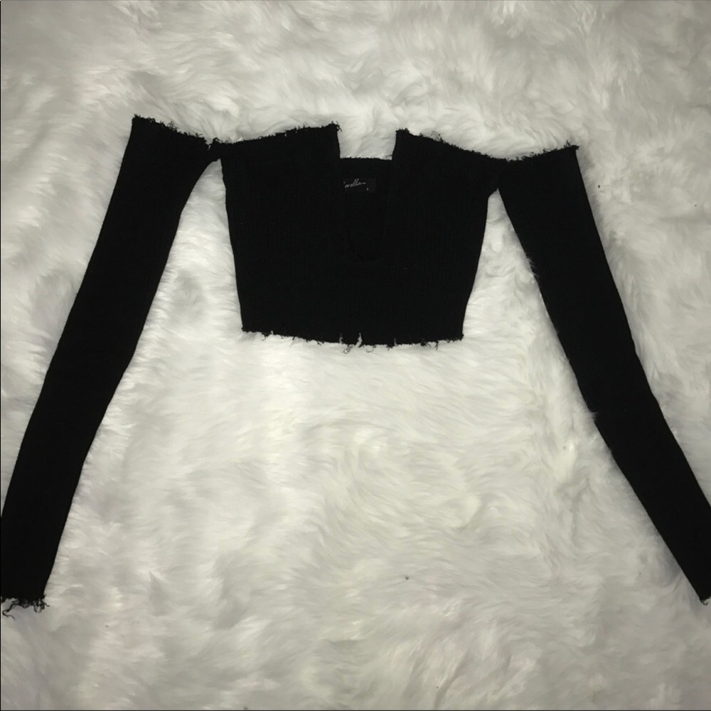 Black deep v cut off the shoulders crop top